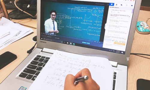 Hà Nội cấm các trường thu học phí online mùa dịch