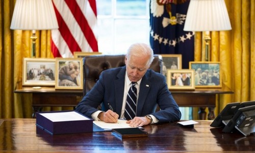 Tổng thống Biden ký thành luật gói cứu trợ 1,9 nghìn tỷ USD