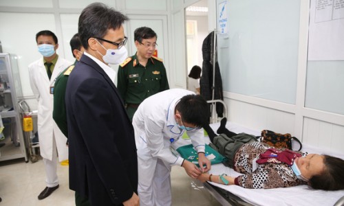Phó thủ tướng Vũ Đức Đam tiêm thử nghiệm vắc xin Nano Covax