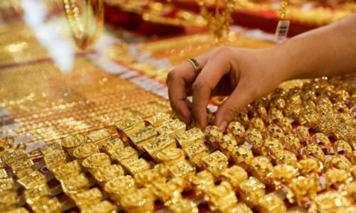 Giá vàng lại giảm mạnh, nhà đầu tư nghe ngóng