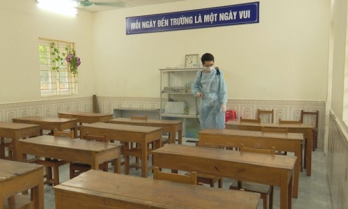 Nhiều địa phương cho học sinh tạm dừng tới trường