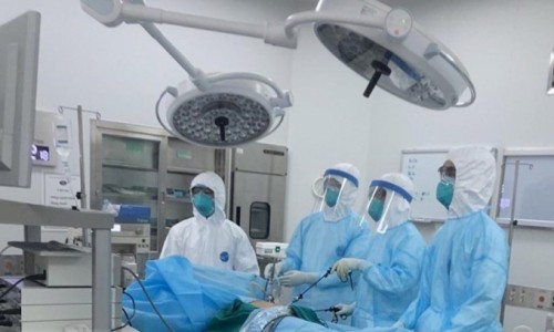 Bệnh nhân 34 tuổi tử vong vì COVID-19, 17 trường hợp nguy kịch