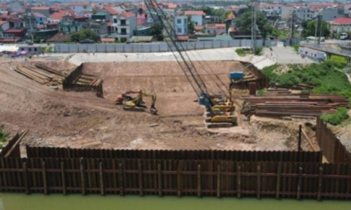 Nhà máy nước mặt Sông Hồng: Chậm tiến độ, thi công gây nứt đê, nhà dân