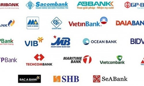 'So găng' mức phí dịch vụ tại ngân hàng