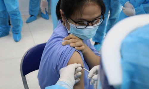 Hậu tiêm vắc xin COVID-19, sốt hay không sốt mới tốt?