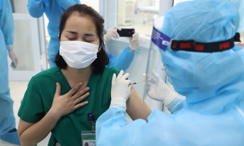 Cảnh báo: Sốt kéo dài sau tiêm vaccine có thể là triệu chứng nhiễm virus SARS-CoV