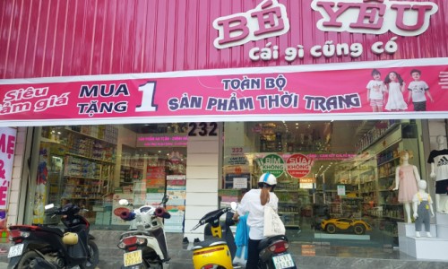 Lào Cai: Siêu thị Bé Yêu ngang nhiên bày bán các sản phẩm có dấu hiệu nhập lậu?