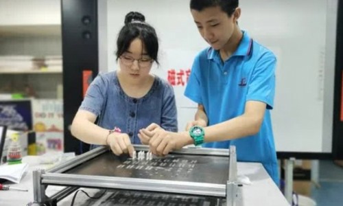Trung Quốc: Học sinh chế tạo thiết bị đọc chữ nổi Braille cho người khiếm thị