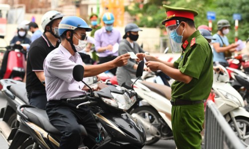Điểm mới về giấy đi đường đối với người dân Hà Nội trong thời gian giãn cách xã hội