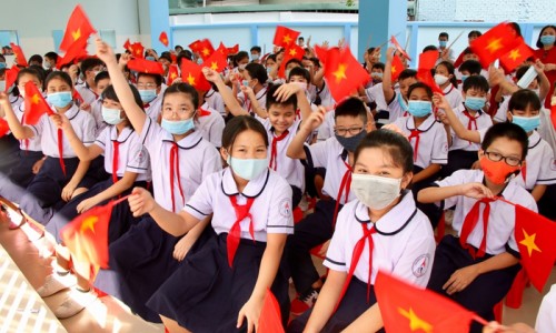 Hà Nội: Chi gần 900 tỷ đồng ngân sách hỗ trợ giảm 50% học phí năm học mới