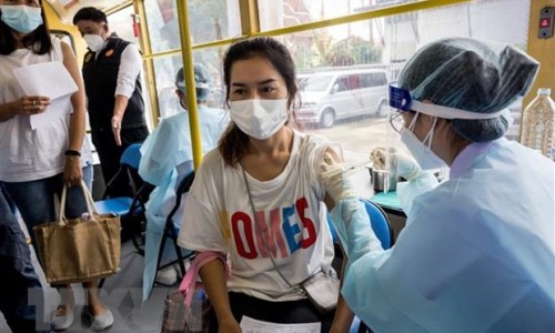 “Chìa khóa” vaccine giúp nhiều quốc gia mở cửa trở lại