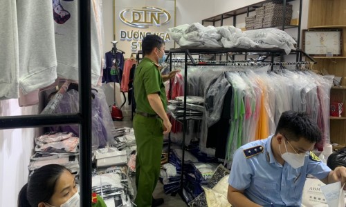 Bắc Ninh: Tạm giữ nhiều sản phẩm thời trang có dấu hiệu giả mạo nhãn hiệu