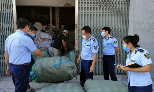 Thái Bình: Tạm giữ hơn 800kg hàng dệt may có dấu hiệu vi phạm xuất xứ