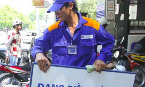Giá xăng tăng, chạm ngưỡng 22.000 đồng/lít