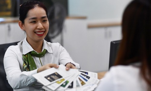 Bộ Tài chính: Sẽ xử phạt ngân hàng ép khách mua bảo hiểm vay vốn