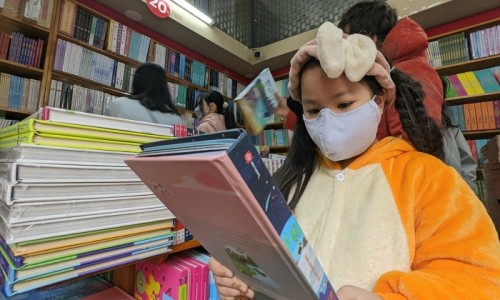Nhiều “độc giả nhí” đến với Phố Sách Xuân Nhâm Dần ngày mùng 2 Tết