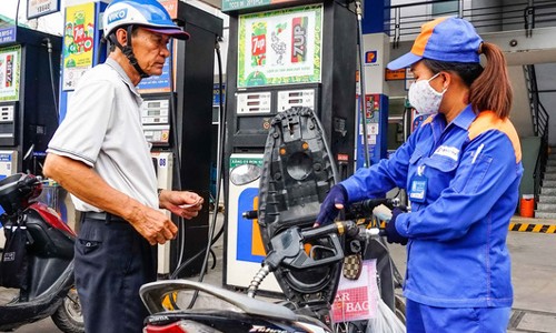 Giá xăng dầu tăng cao nhất trong 8 năm, doanh nghiệp than lỗ, cách nào để bình ổn thị trường?