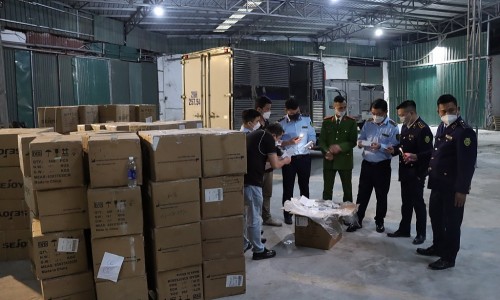 Hà Nội: Triệt phá kho hàng lậu quy mô