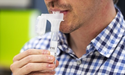 Mỹ: Xét nghiệm COVID-19 qua nước bọt nhanh hơn dịch mũi họng
