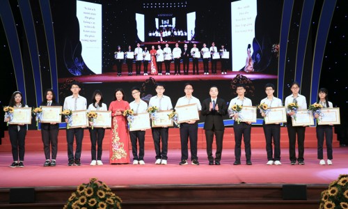 Hà Nội khen thưởng 700 học sinh giỏi tiêu biểu