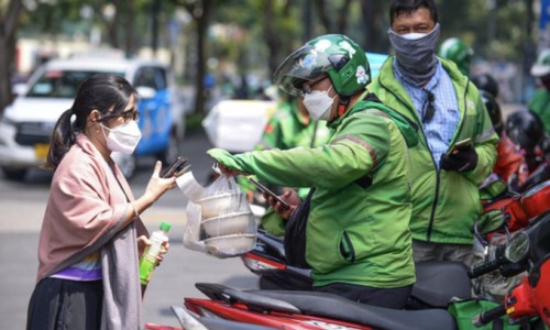 Bộ Công Thương yêu cầu Grab làm rõ việc thu phụ phí "nắng nóng", "kẹt xe"
