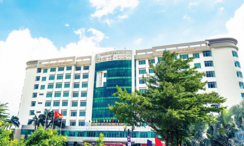 Trường đại học Kinh tế – Luật HCM thu một số khoản chưa có trong quy định