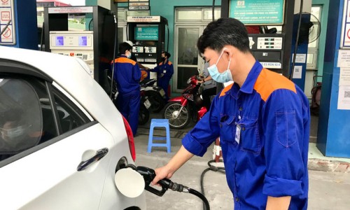 Chính phủ đồng ý giảm 10% thuế nhập khẩu xăng