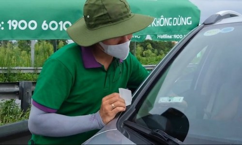 Bộ GTVT chỉ đạo "nóng" việc dán chồng thẻ thu phí không dừng ETC