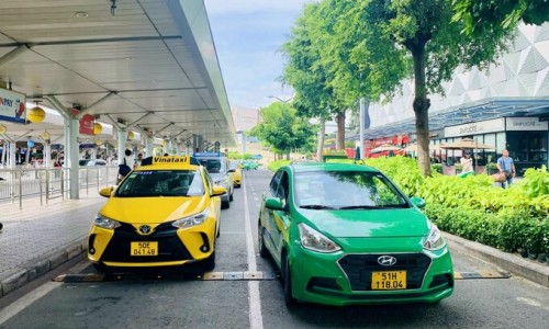 Thu hồi quyết định thu thêm phí taxi ở sân bay Tân Sơn Nhất