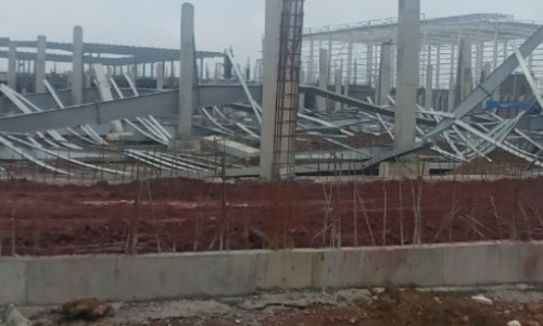 Nhà xưởng rộng 15.000 m2 đang thi công bất ngờ đổ sập