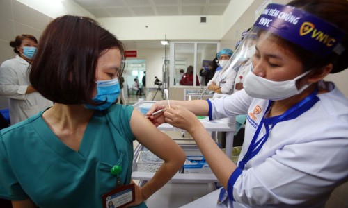 Hà Nội tiêm miễn phí vắc xin Covid-19 cho người dân từ 18-65 tuổi