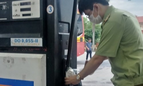 Nam Định: Một cửa hàng Petrolimex bán dầu diesel pha tạp chất