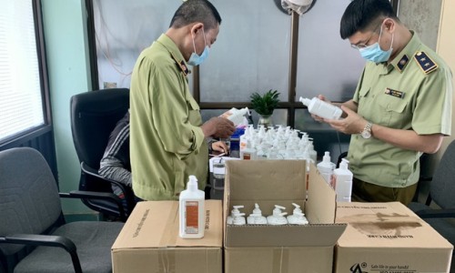 Hà Nội: Bắt lô nước sát khuẩn có dấu hiệu giả mạo tại chợ thuốc Hapulico