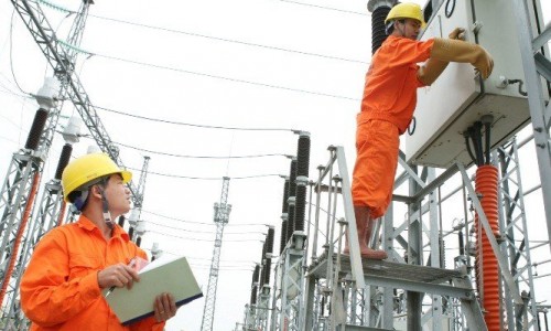 Khách hàng nào được giảm tiền điện trong 7 tháng liên tiếp?