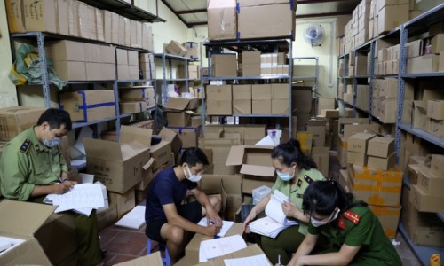 Tây Hồ, Hà Nội: Phát hiện kho hàng khủng nước hoa, mỹ phẩm nhái nhãn hiệu nổi tiếng