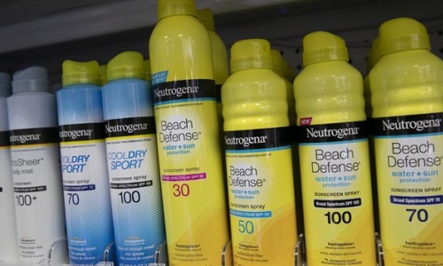 Johnson & Johnson thu hồi 5 loại kem chống nắng có thể gây ung thư