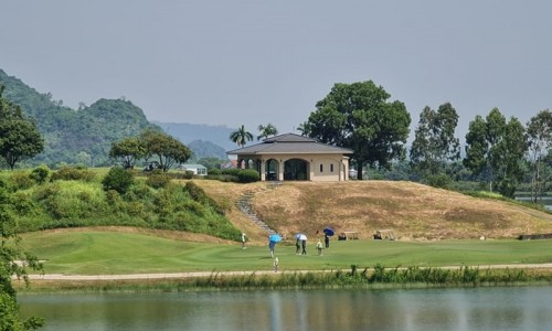 Hà Nội: Bất chấp lệnh cấm, sân golf Sky Lake vẫn ngang nhiên hoạt động giữa mùa dịch