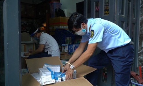 TPHCM: Thu giữ gần 3.000 hộp thuốc tân dược nhập lậu điều trị COVID-19