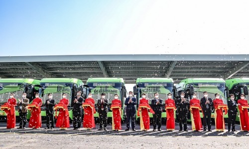 Khai trương tuyến xe buýt điện đầu tiên tại Việt Nam