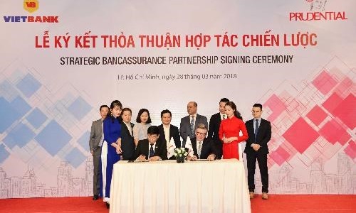 Ngân hàng 'trúng lớn' từ sản phẩm bancassurance, khách hàng 'kêu trời' vì ép mua bảo hiểm?