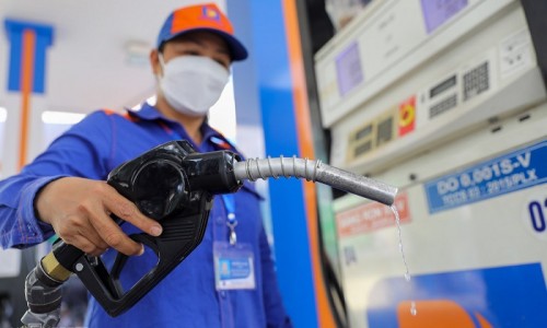 Cần nghiên cứu việc giảm thuế, phí để hạ giá xăng dầu