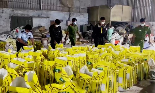 An Giang: Phát hiện công ty phân bón chứa hàng hóa không rõ nguồn gốc