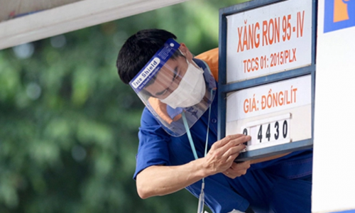 Giá xăng tăng lần thứ 2 trong năm, vượt 22.000 đồng/lít