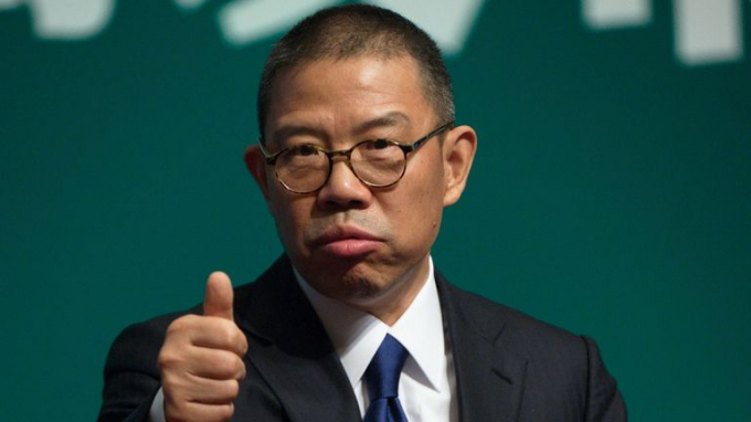 Tỷ phú nước đóng chai Trung Quốc giàu hơn Warren Buffett