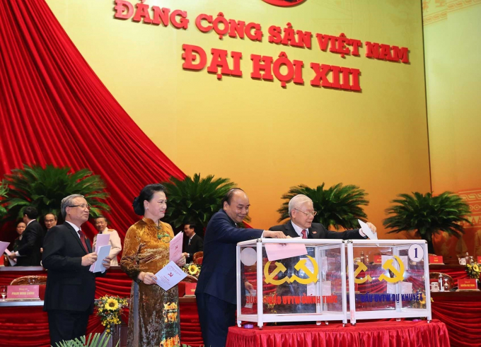 Ngày 31/1, Ban Chấp hành Trung ương XIII bầu Bộ Chính trị, Tổng Bí thư