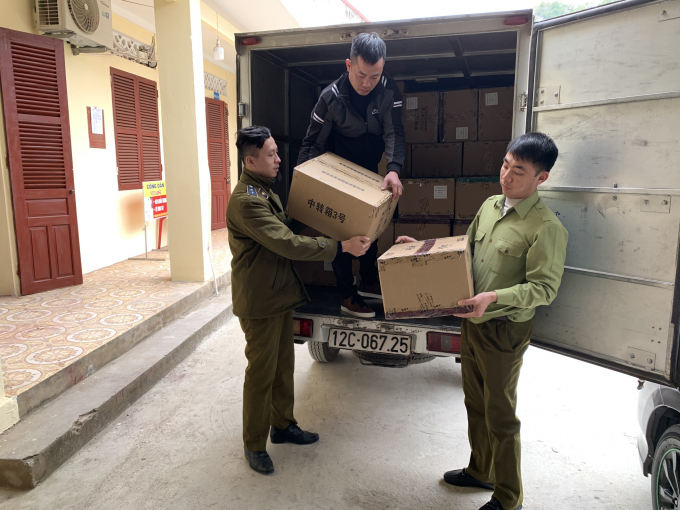 Thu giữ hơn 1 tấn hạt hướng dương tẩm ướp gia vị Trung Quốc