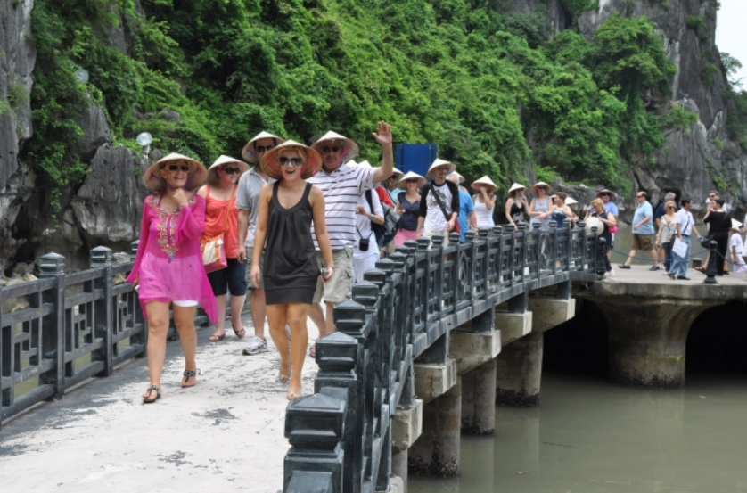 Kiến nghị miễn thuế GTGT cho doanh nghiệp kinh doanh dịch vụ, du lịch