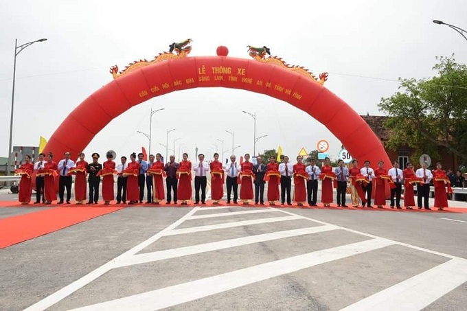 Thủ tướng Nguyễn Xuân Phúc dự lễ khánh thành cầu Cửa Hội nối 2 tỉnh Nghệ An và Hà Tĩnh