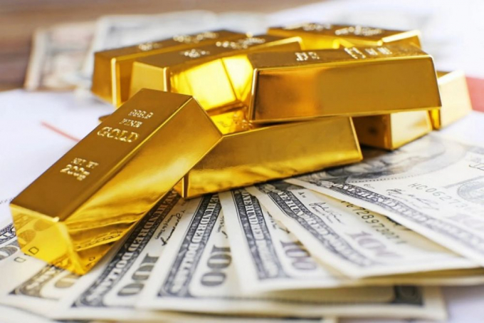 USD tăng vọt, giá vàng tiếp tục giảm