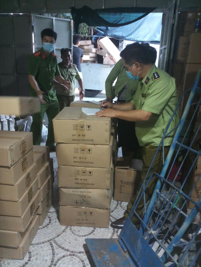 Vi phạm nhãn hàng hóa, doanh nghiệp gia công lắp ráp đèn led bị phạt hơn 100 triệu